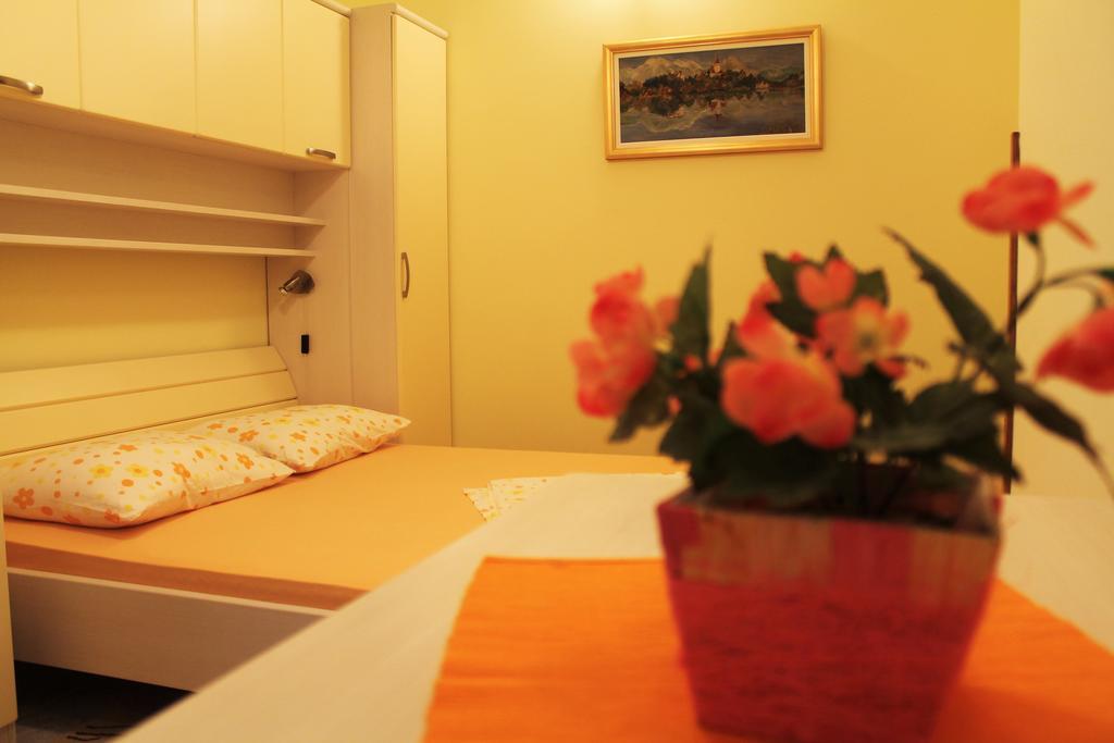 Apartments And Rooms Villa Mir 자톤 외부 사진